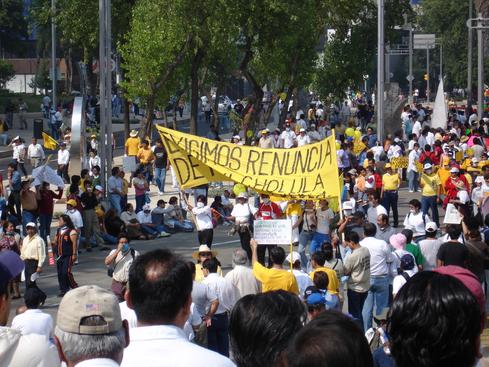 Exigimos la renunciad de Fox...