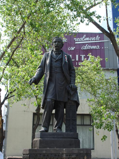 Estatuas apoyando