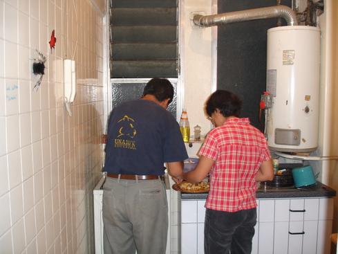 Omar y Paola picando pan