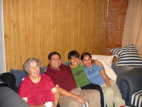 Paola, Érika y los papás de Omar