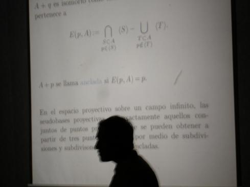 Omar exponiendo