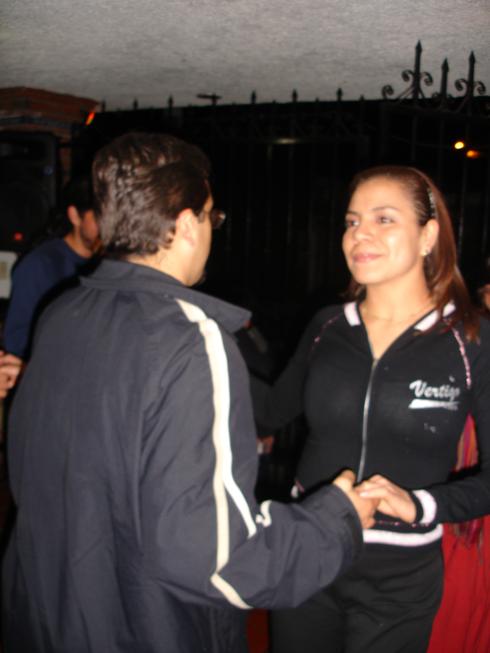 Enrique y Julia bailando
