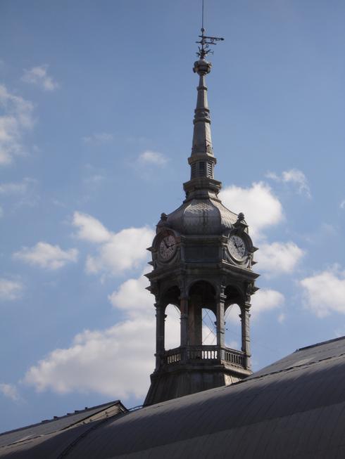 Reloj sobre el Mercado Hidalgo