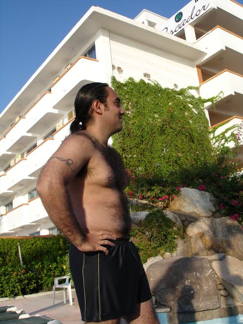 Yo en la alberca enseñando la panza