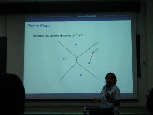 Adriana exponiendo