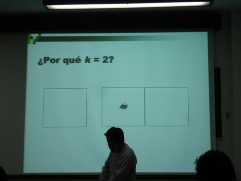 Armando exponiendo