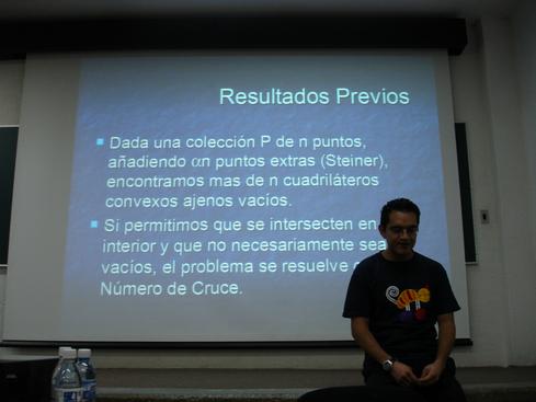 Mario exponiendo