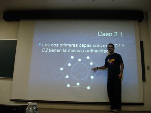 Mario exponiendo