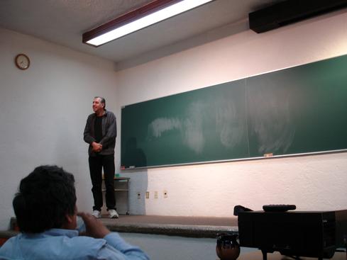 Luis exponiendo