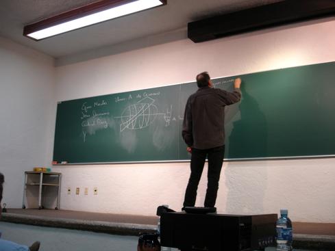 Luis exponiendo