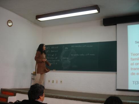 Déborah exponiendo