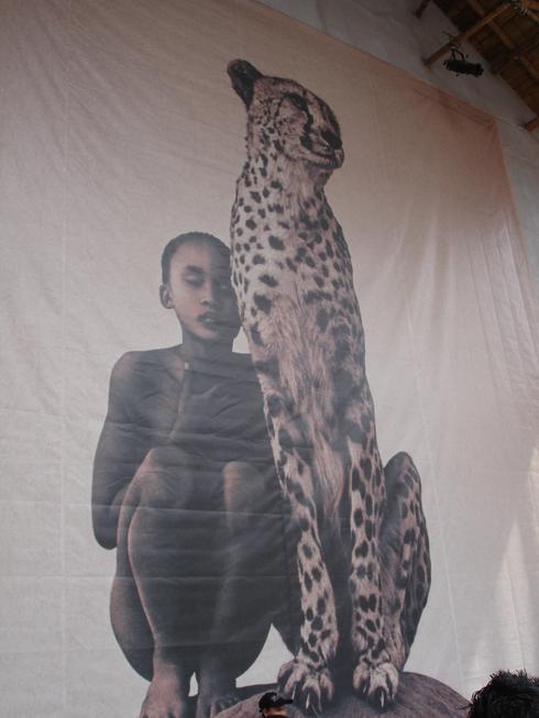 Un niño con un leopardo