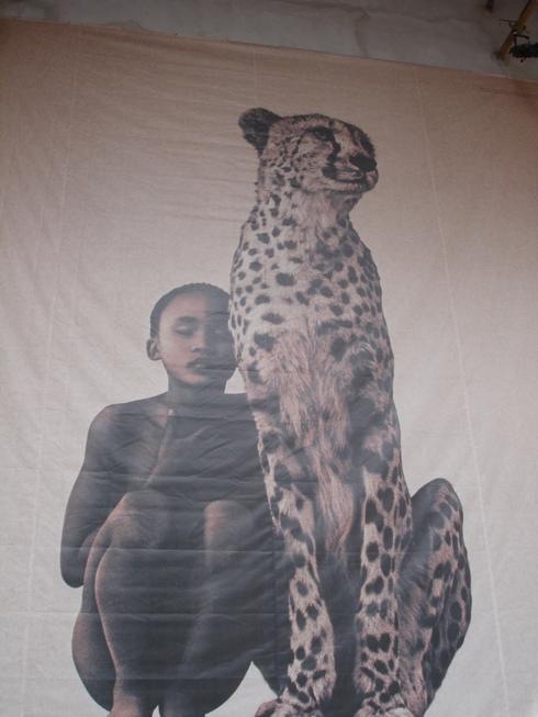 Un niño con un leopardo