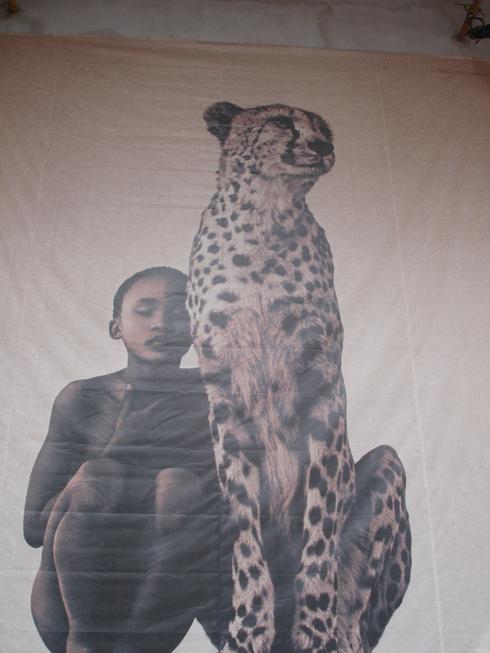 Un niño con un leopardo