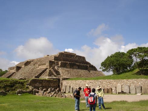 Alfredo, Javier, Dolores y el guía
