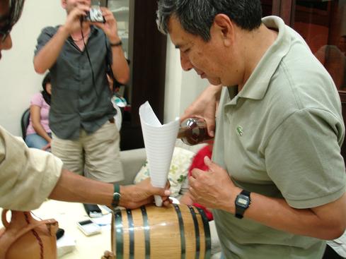 Jorge sirviendo el mezcal