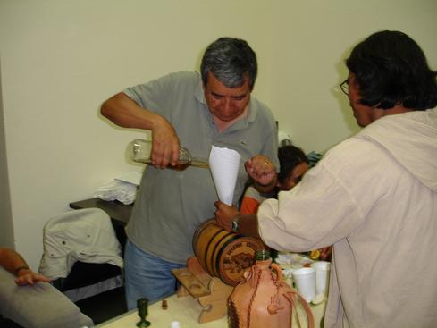 Jorge sirviendo el mezcal