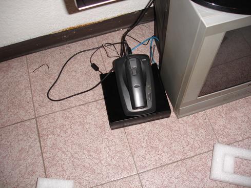 Atom (debajo del teléfono)