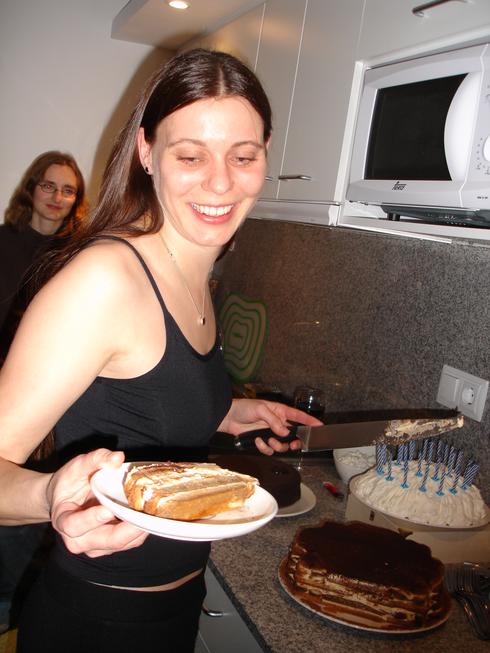 Birgit sirviendo pastel