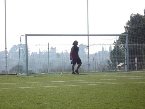 Jugando futbol