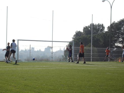 Jugando futbol
