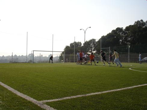 Jugando futbol
