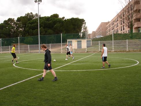 Jugando futbol