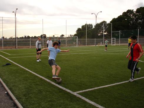 Jugando futbol