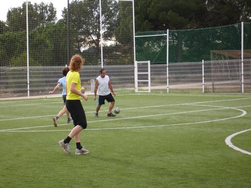 Jugando futbol