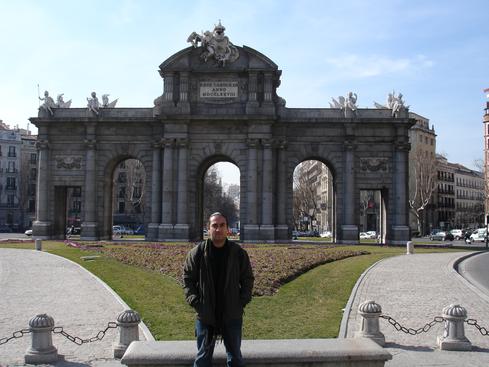 Yo en la Puerta de Alcalá