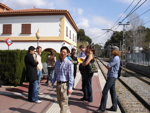 El grupo esperando el tren
