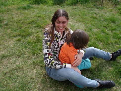 Birgit jugando con la hija de Julian
