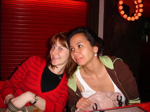 La novia de Víctor y su amiga