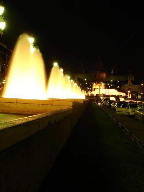Las fuentes hacia la Font Màgica