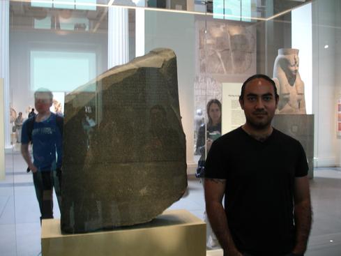 Yo frente a la Piedra Rosetta