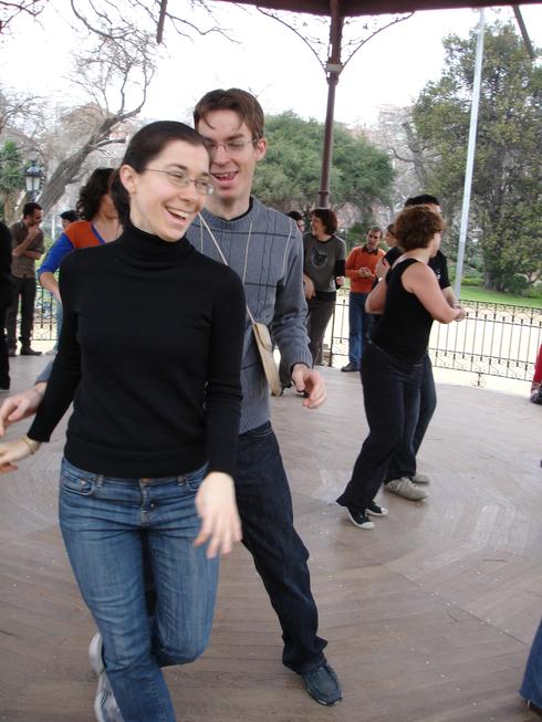Vincent y Cassandra bailando