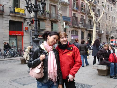 La novia de Víctor y su amiga