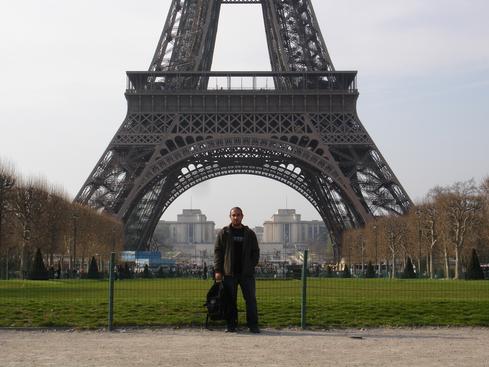 Yo frente a la Torre Eiffel