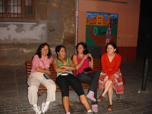 Tolzin, su mamá, su hermana y su amiga