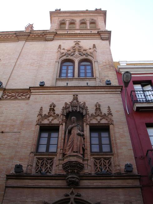 Santo en la fachada