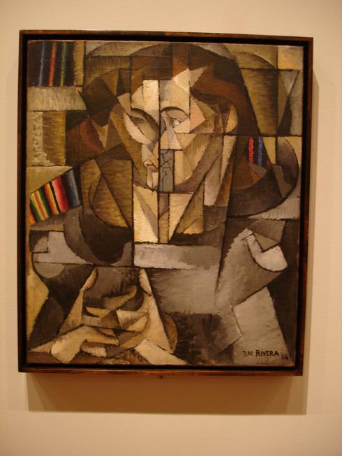 Joven en suéter gris