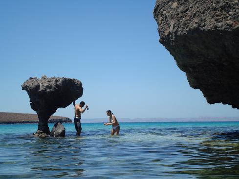 Érick y Yazmín en la piedra del hongo