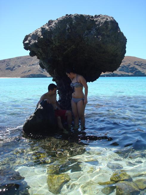Rafa y Cindy en la piedra del hongo