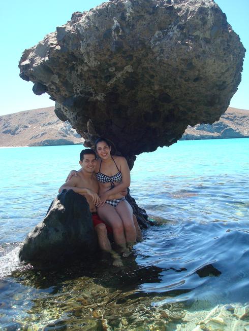Rafa y Cindy en la piedra del hongo