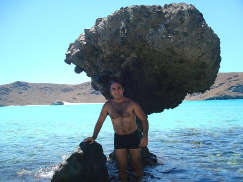Yo en la piedra del hongo
