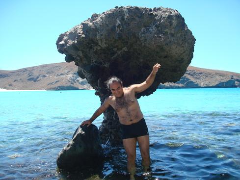 Yo en la piedra del hongo