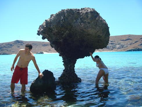 Rafa y Yazmín en la piedra del hongo