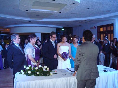 Juan y Érika casándose