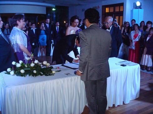 Juan firmando