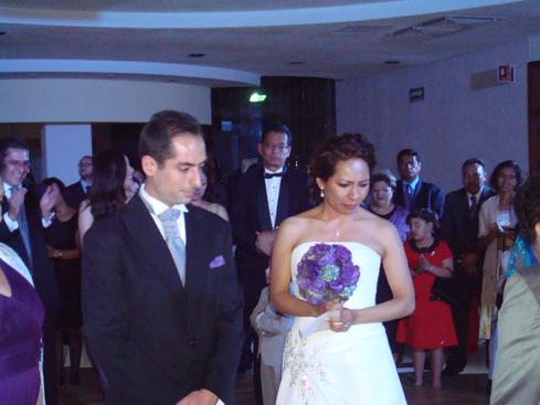 Juan y Érika casándose